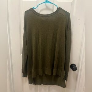 LIKE NEW H&M Women’s Lightweight Crewneck Hi-Low Sweater in Green - Sz Medium